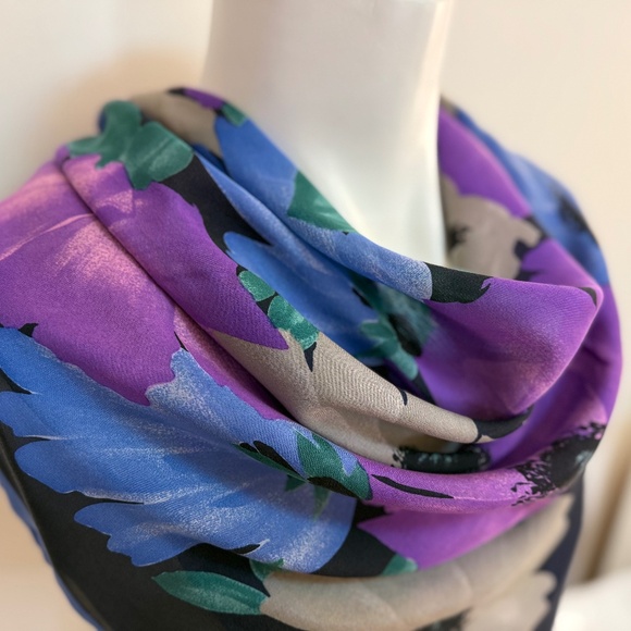 Codello Italy 🇮🇹 Pure Silk Floral Scarf – Hand Rolled Edges - Picture 4 of 10